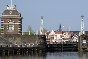 Haveninventarisatie 2015 29 Lemmer 7,5 Algemeen Naam van de kade Willemskade, Vuurtorenweg en Emmakade Capaciteit 30 Afstand naar het centrum 300 meter Bewaakt parkeren mogelijk nee Wifi nee De