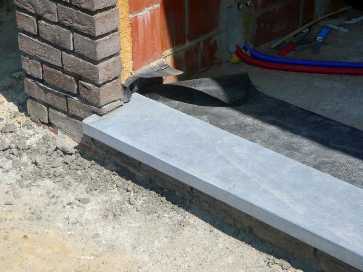 5. TECHNISCHE BESCHRIJVNIG - RUWBOUW 15 Voegwerk Na plaatsing van het buitenschrijnwerk zullen de zichtbaar blijvende muren opgevoegd worden met een cementmortel van goede kwaliteit, passend in kleur