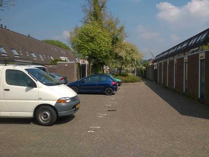 Het stratenpatroon verdeelt de wijk in woonerven en leidt voor veel bezoekers tot verdwalen. Doorgaand verkeer is geconcentreerd op de as Schinnenbaan/Cannenburch-straat. Dat maakt de buurten autoluw.