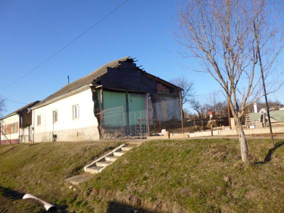 2011. De tekening van de voorgestelde nieuwbouw van het kindertehuis annex sociaal centrum in het dorp Bencecu de Jos. Om ruimte voor de nieuwbouw te maken werd het oude huis deels afgebroken.