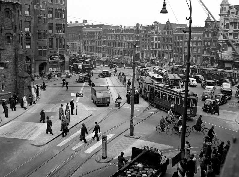 verkeersagent geïnstalleerd om het voetgangersverkeer te regelen. Voetgangers moeten in één lijn oversteken. In 1935 wordt een onderzoek naar aanpassingen aan het Muntplein verricht.