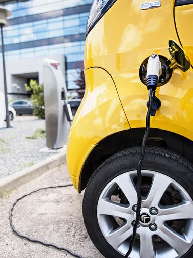 Plug-in Hybride (PHEV) Kiest u voor een plug-in hybride auto, dan gaat u voor een auto met zowel een brandstof als een elektromotor. U kunt de batterij opladen aan het stopcontact.
