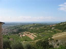 Sant Ambrogio di Valpolicella De bodem in Sant Ambrogio (het kleinste gebied en gelegen in het westen van Valpolicella) bevat veel stenen (Rosso Veronese) en kalk (meer dan Fumane) met marmer en