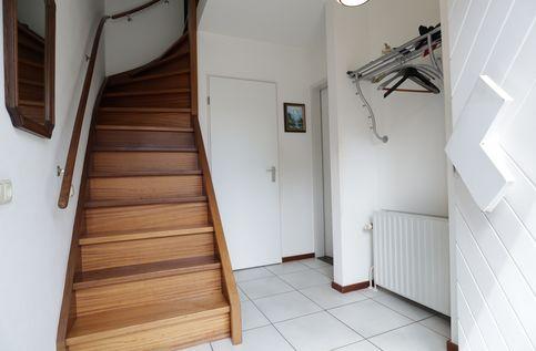 - Woonkamer (35m²) met tegelvloer met vloerverwarming; tuindeuren naar serre.