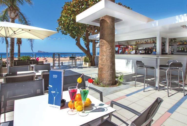 tafel Ideaal gelegen aan het Levante strand Op 10 minuutjes wandelen van het historische