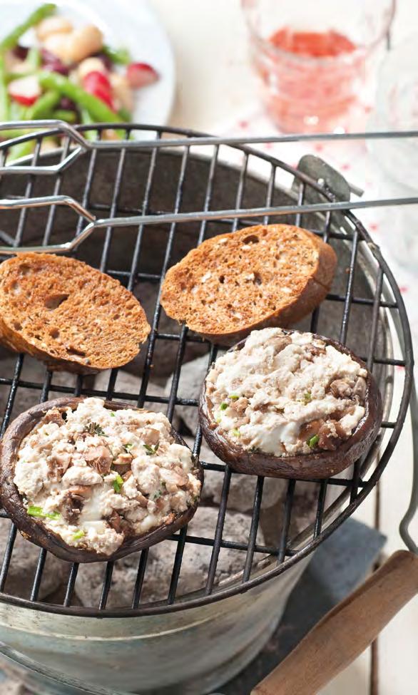 GEVULDE PORTABELLA S OP DE BARBECUE 2 personen 0-15 minuten 2-4 portabella s of 4-6 grote champignons 100 gram tofu 30 gram zachte geitenkaas (bijv.