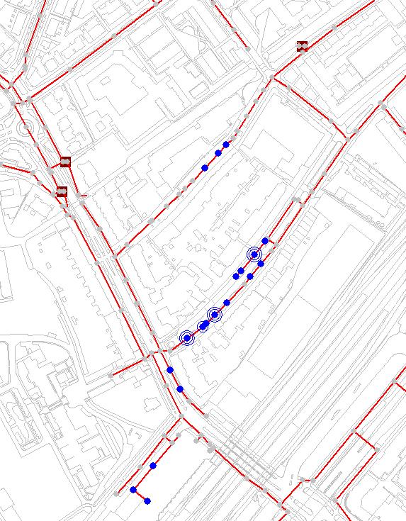 waterpeil hoogte van de overstortdrempel straatpeil vloerpeil Principedoorsnede van het straatprofiel bij de laag liggende woningen aan de Boerhaavelaan en de Mariënpoelstraat Een hydraulische