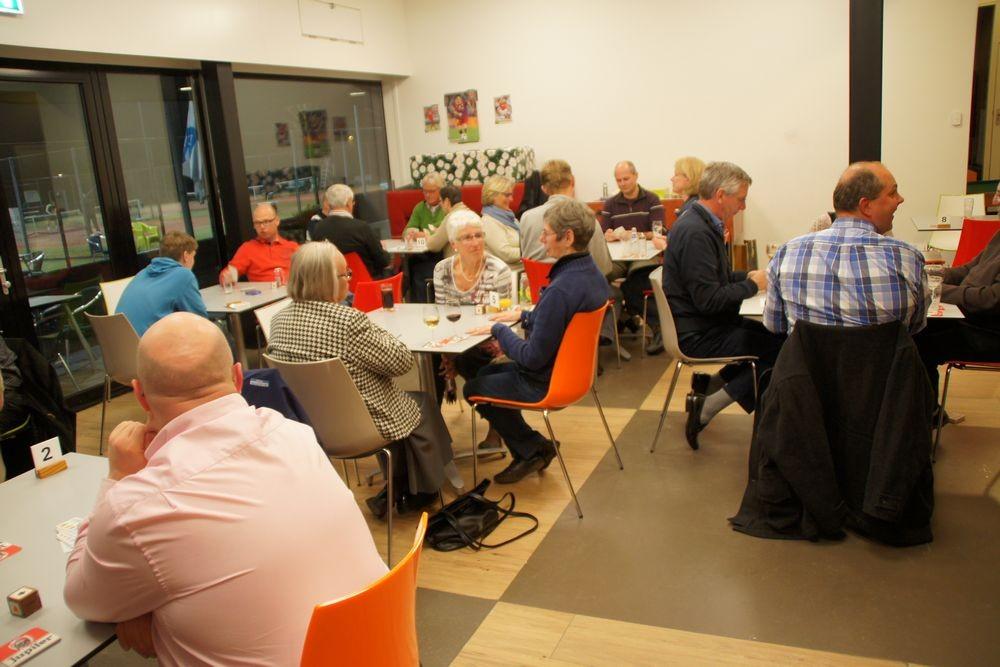 Eiërfestival Wim Snooy Het was even wennen aan de gewijzigde speeldatum en daardoor de afwezigheid van menig badmintonner (de eer van de afdeling werd hooggehouden door Robert Groenewold en Paul