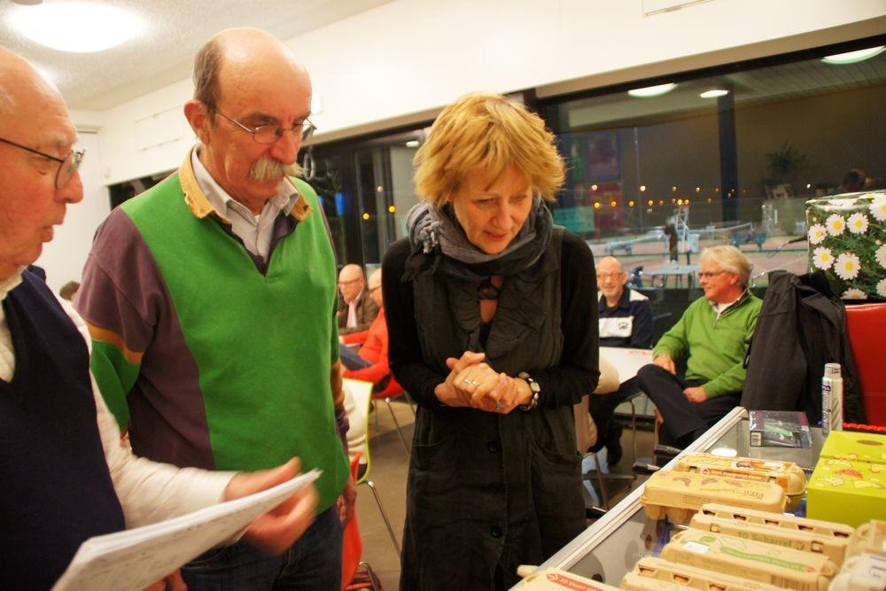 Dankzij medewerking van de familie Moolenbeek en een groot aantal kippen bestond de prijzentafel deze keer voornamelijk uit paasstollen, tulbanden en eieren.