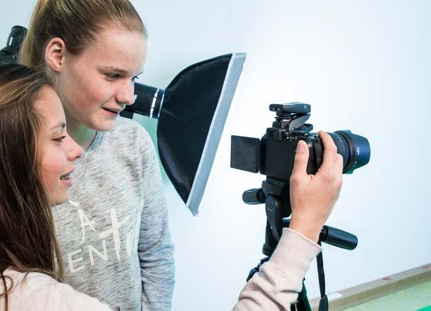 Een eigen laptop op het Elzendaalcollege Vanaf volgend schooljaar werken alle leerlingen van leerjaar 1 t/m 4 met een eigen laptop. Hiermee kunnen we je nóg beter onderwijs geven.