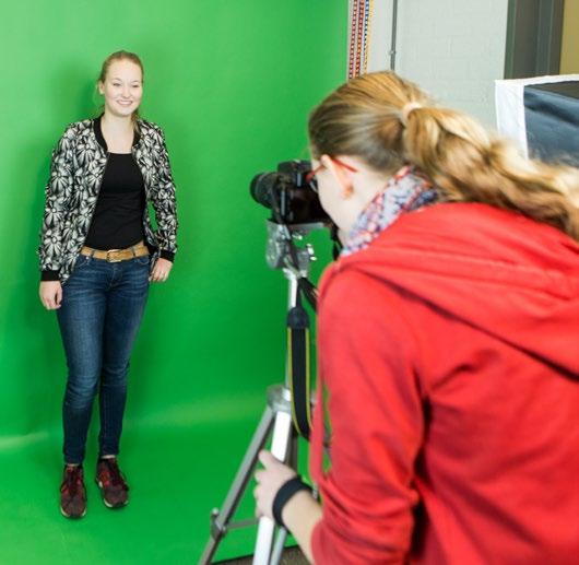 Eigen laptop Op het Elzendaalcollege werken alle leerlingen uit leerjaar 1 en 2 met een eigen kleine laptop. Hiermee kunnen we je nóg beter onderwijs geven.