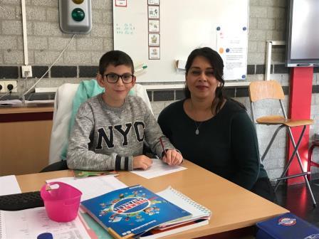 Ze geeft les aan groep 3. En het leukste vind ze rekenen en haar beste vak is schrijven. Hazal en Jalinda We hebben een nieuwe juf hier op onze school juf Priscilla Rüter.