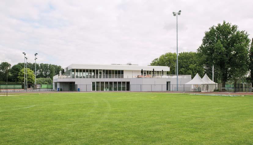 De nieuwe sportaccommodatie ligt centraal tussen de tennisvelden, voetbalpleinen, atletiekpiste en petanquebanen.