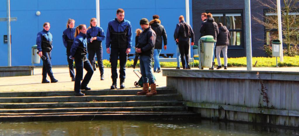 Vervolg Commissie Controle en Handhaving Lesondersteuning Twee middagen werd aan twee klassen van de opleiding uniformberoepen een