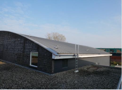 Figuur 3 Het dak van sporthal De Kraal 34 Installatie De installatie van het project bestaat uit het geheel van zonnepanelen, omvormer, bekabeling en aansluiting op het openbare elektriciteitsnet De