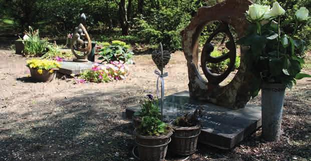 De granieten leliebladeren en granieten urnen vormen een harmonieus geheel met de natuurlijke omgeving en de diverse beelden die in het urnenpark zijn geplaatst.