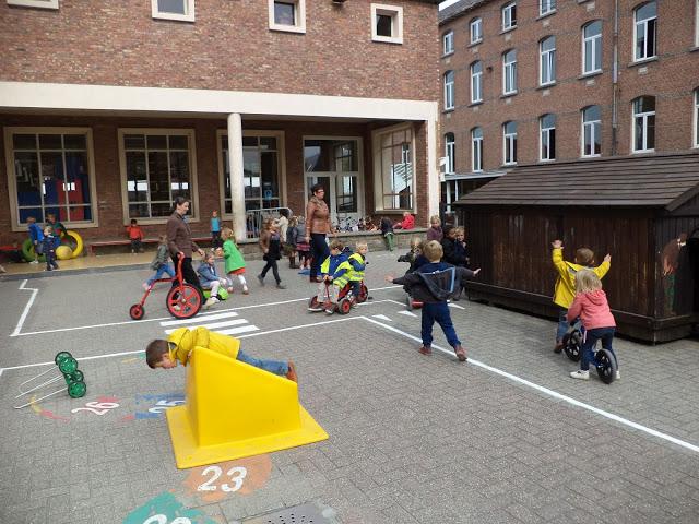 Anderstalige buurt en schoolpopulatie: extra investeren in Nederlandse taalontwikkeling, veiligheid via talensensibilisering. B) Vragen bij pijler 2. Wie zijn we? Waar staan we voor?