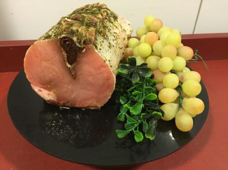 KERST IDEEËN Toscaanse Kerstrollade Varkensfiletrollade lekker gekruid en gevuld met zongedroogde tomaten en