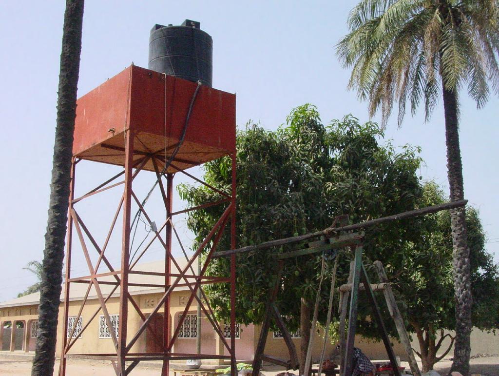 2. GAMBIA Schoon water voor ST. MARY S SCHOOL in BRIKAMA Leerlingen van het Liemers College Zonegge hebben actie gevoerd voor de aanleg van een nieuwe bron voor de leerlingen van de St.