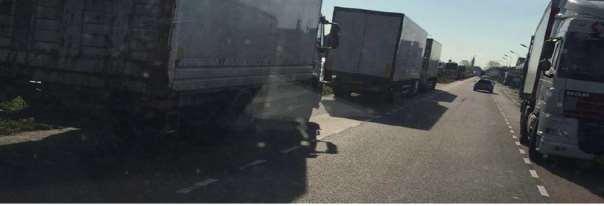 Foto s van bewoner over gevaarlijke situatie rond broodfabriek, door geparkeerde vrachtwagens.