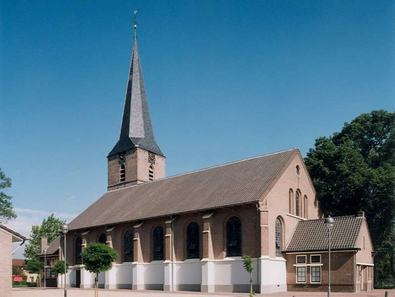De Dorpskerk Het bestaan van een kapel in Voorthuizen wordt het eerst genoemd in een giftbrief van het jaar 1031.
