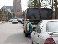 Simuleer met kegeltjes de contouren van 4 auto s die achter elkaar geparkeerd staan naast de stoeprand. In sommige auto s staan kinderen als chauffeur.