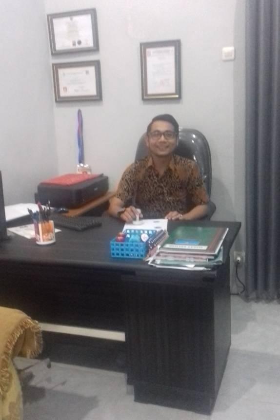 Verder is hij druk bezig als secretaris van Yayasan Semangat Mulia (onze Indonesische zusterorganisatie) waar we mee samenwerken voor ons project voor de polikliniek en als mediator voor het