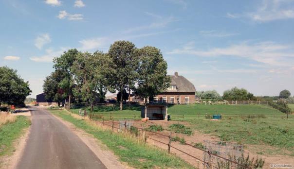 stad Doesburg. Het erf bestaat uit een hoofdboerderij met deel en aan de noordzijde een drietal jongere schuren en veestallen.