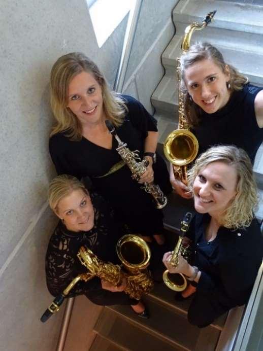 Saxofoonkwartet Quatre Femmes De leden van Quatre Femmes zijn Iris Gruber (Sopraan-saxofoon), Mathilde Leemhuis (Alt-saxofoon), Marjolijn van der Lee (Tenor-saxofoon) en Manon Zwagerman