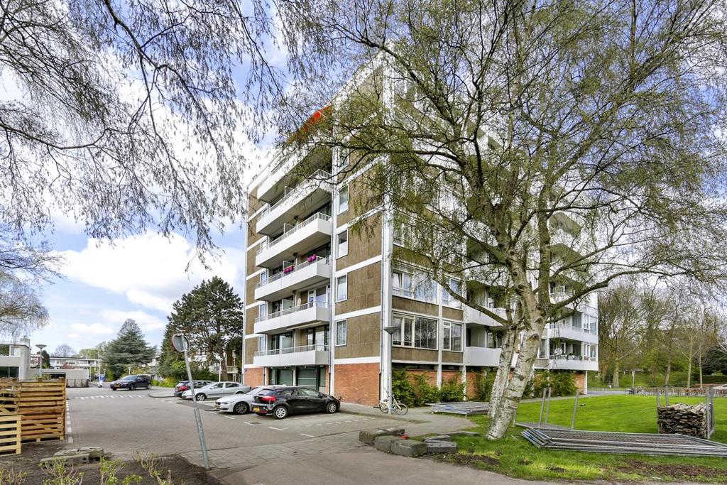 VERENIGING VAN EIGENAARS (KvK nummer 34393271 ) In 1964 is het appartementencomplex gebouwd en in 1978 is het complex gesplitst in 38 appartementsrechten, 36 woningen en 2 garages.