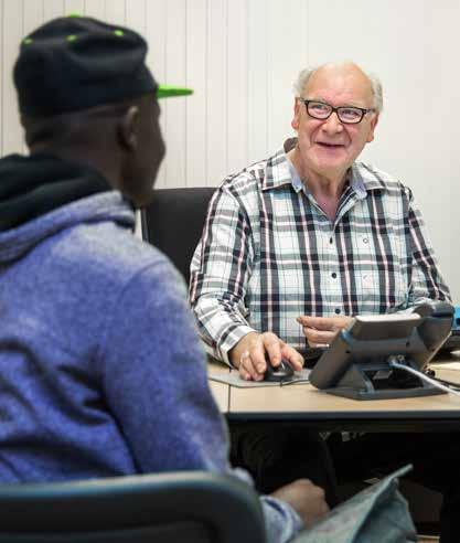 Vrijwilliger Pieter in azc Almere heeft goed nieuws voor zijn cliënt: binnenkort kan hij verhuizen naar een eigen woning.