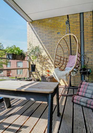 De ruime woonkamer (8 ramen!) met open keuken, voorzien van diverse apparatuur, grenst aan het terras aan de voorzijde welke middels een schuifpui te bereiken is. Het terras ligt op het Zuiden.