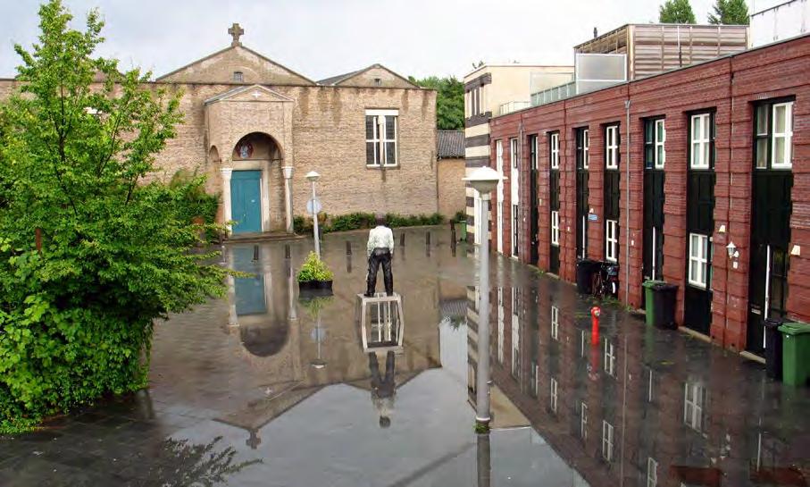 Na een heftige regenbui veranderde het M.J. Grandpre Molièreplein in een binnenmeer.