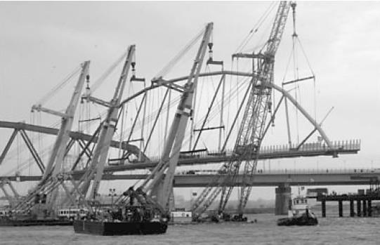 Fietsbrug In de Gelderlander van 13 maart 2004 stond een artikel over het plaatsen van een nieuwe fietsbrug tussen Lent en Nijmegen.