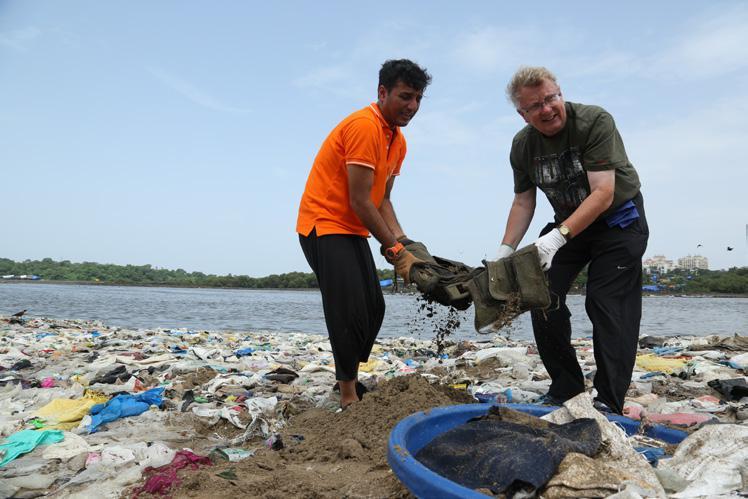 Shah is een van de weinigen die de prijs voor Kampioen van de Aarde krijgt toegekend voor het organiseren van de grote schoonmaakactie op het strand van Versova in Bombay.