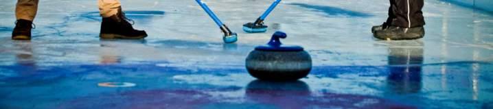 Vóór de wedstrijd wordt op het ijs een fijne laag van waterdruppels gespoten die onmiddellijk