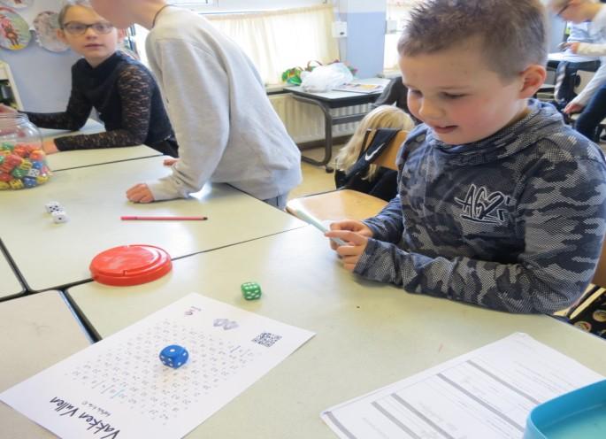 Kinderen kunnen het ook inleveren in de aula, envelop met alle gegevens erop