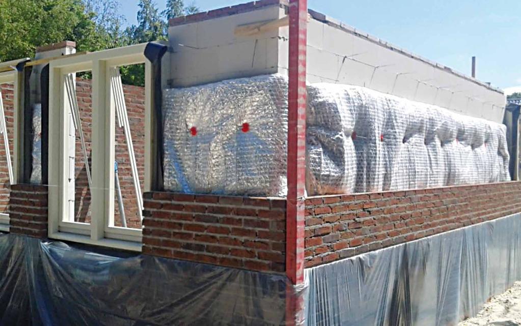 Voorbeeld: Wanneer de temperatuur binnen in een woning 20 graden is en buiten -10 graden dan zal er een warmtestroom ontstaan van binnen naar buiten.