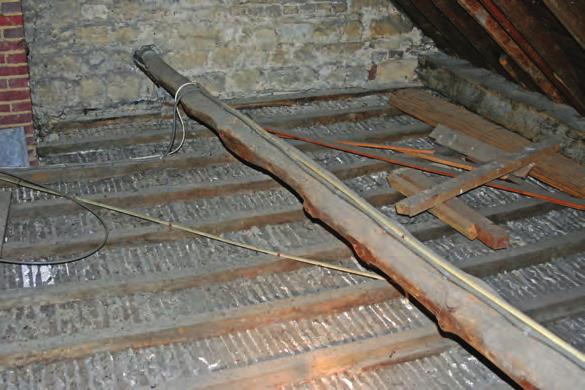 Rubriek Kwalificatie - behandeling houtaantasting 2.20 G - bereikbaarheid goten zijbeuk 3.1 M Bij dakvlakken van zijbeuken, totaal 2 stuks luiken. Alleen met een 3-delige ladder bereikbaar.