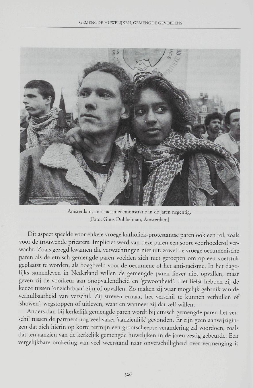 GEMENGDE HUWELIJKEN, GEMENGDE GEVOELENS Amsterdam, anti-racismedemonstratie in de jaren negentig.