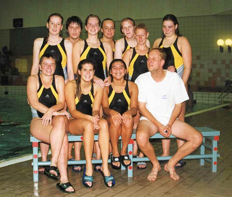 16 was ik nog een meisje, behoor nu toch bijna tot de oude taarten ) gebruiken in het waterpolo. In het derde dames team onder leiding van mijn zus Marjolijn Verbruggen gingen wij van start.