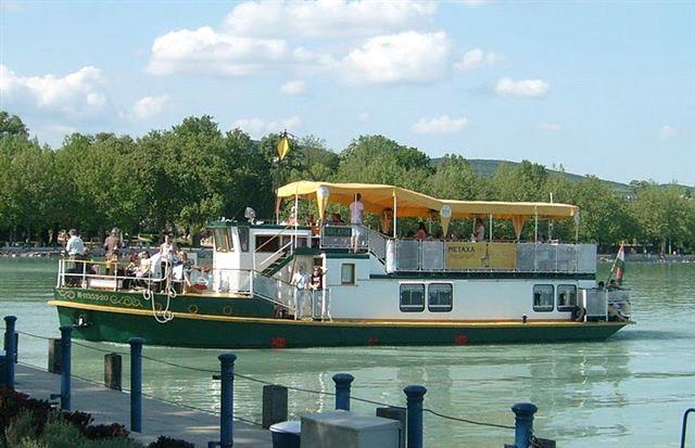 rondvaart over het Balatonmeer Op diverse plaatsen aan het Balatonmeer is het mogelijk om een rondvaart te boeken. Dit kan op een ouderwetse stoomboot, een modern cruiseschip of een zeilboot.