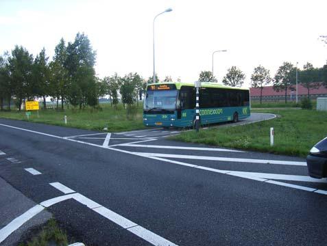 Afbeelding 3 De bestaande gelijkvloerse buskruising Te weinig kwaliteit als overlooproute In het wegennetwerk kunnen de A6, A28, A32 en N50 onderling voor een deel in extra capaciteit