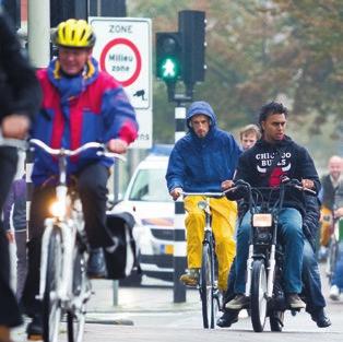 4 In het buitenland zijn milieuzones erg effectief gebleken om roet terug te dringen in veel buitenlandse steden gelden al milieuzones voor meer voertuigen dan alleen vrachtwagens.