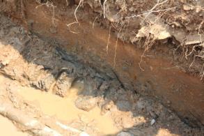 Diep in de grond werden er eerst oude waterleidingen gevonden.