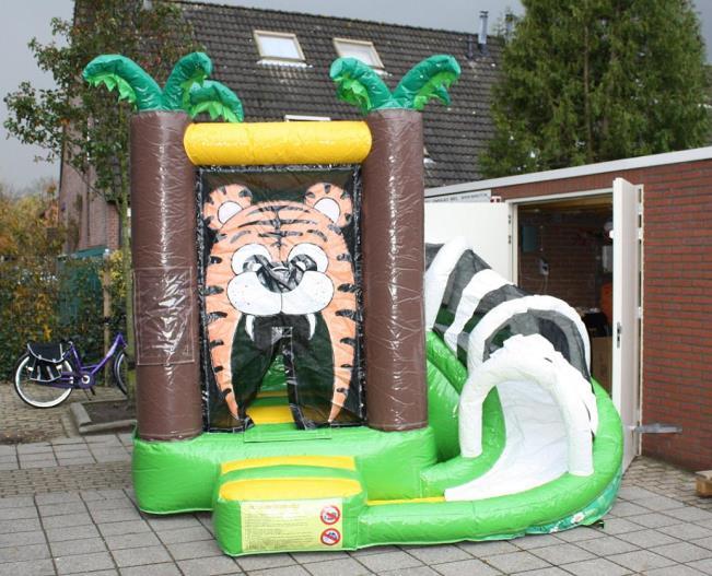 VOOR DE ALLERKLEINSTEN: Omdat het oude Happy Hop Clown springkussen helemaal versleten was, heeft het bestuur een nieuw springkussen met een heuse glijbaan eraan vast aangeschaft.