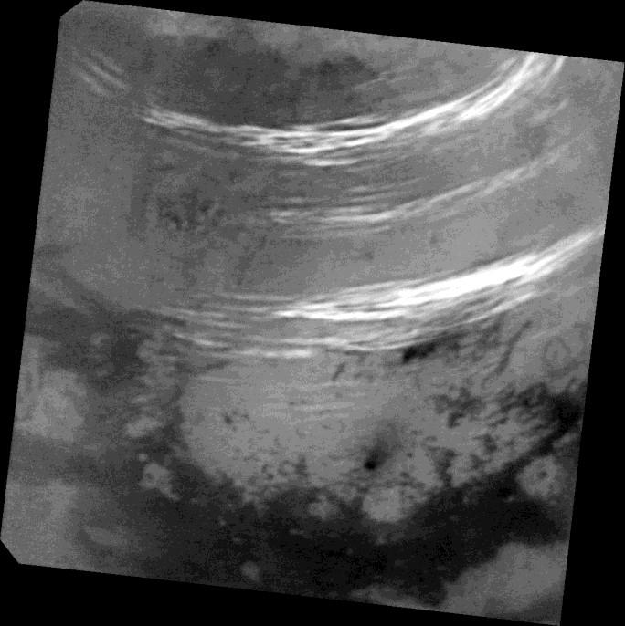 FRAAIE WOLKENBANDEN OP MAAN TITAN Op een afstand van 500.000 kilometer passeerde het NASA ruimtevaartuig Cassini maan Titan op zondag 7 mei.