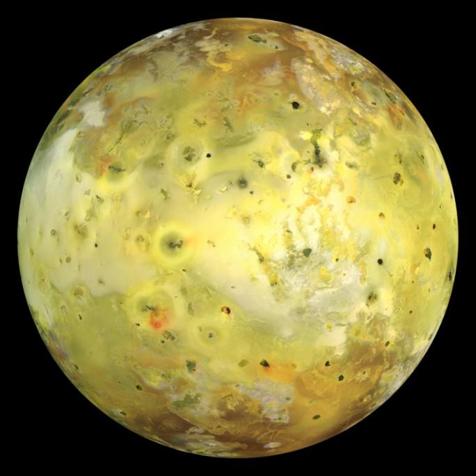 GROOTSTE EN ACTIEFSTE VULKAAN LIGT OP IO Op Io, een van de manen om Jupiter, ligt de grootste en actiefste vulkaan in ons zonnestelsel en luistert naar de naam Loki.