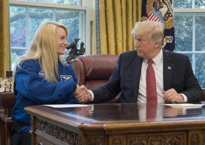 PRESIDENT TRUMP SPRAK MET ASTRONAUTEN Gadegeslagen door duizenden schoolkinderen via een videochat, feliciteerde president Trump commandant Peggy Whitson met haar record verblijf in de ruimte.