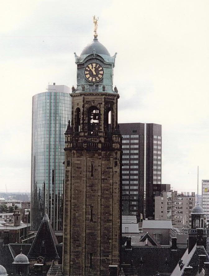 klokkenspel van het Rotterdamse stadhuis voltooid is.